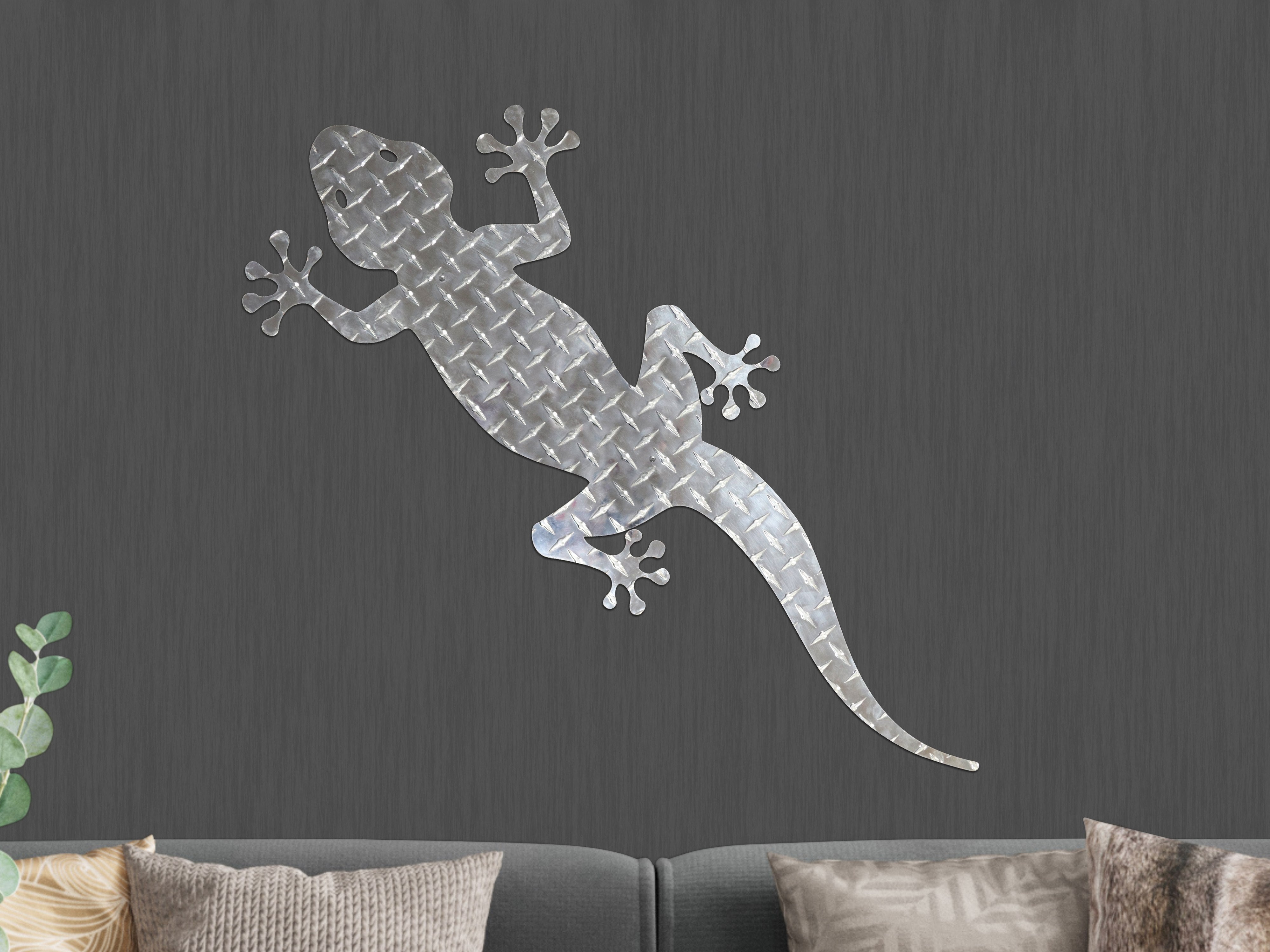 Modern Gecko Hanging Metal Wall Decor Durable Polished Aluminum Diamond Tread Pattern Indoor Outdoor with Mounting Hardware 3 Feet Long